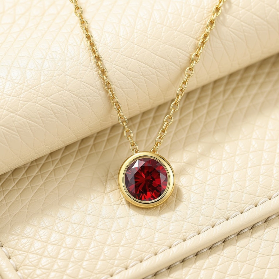 Collier pierre de naissance (rouge profond) Siam clair / janvier avec une chaîne en or