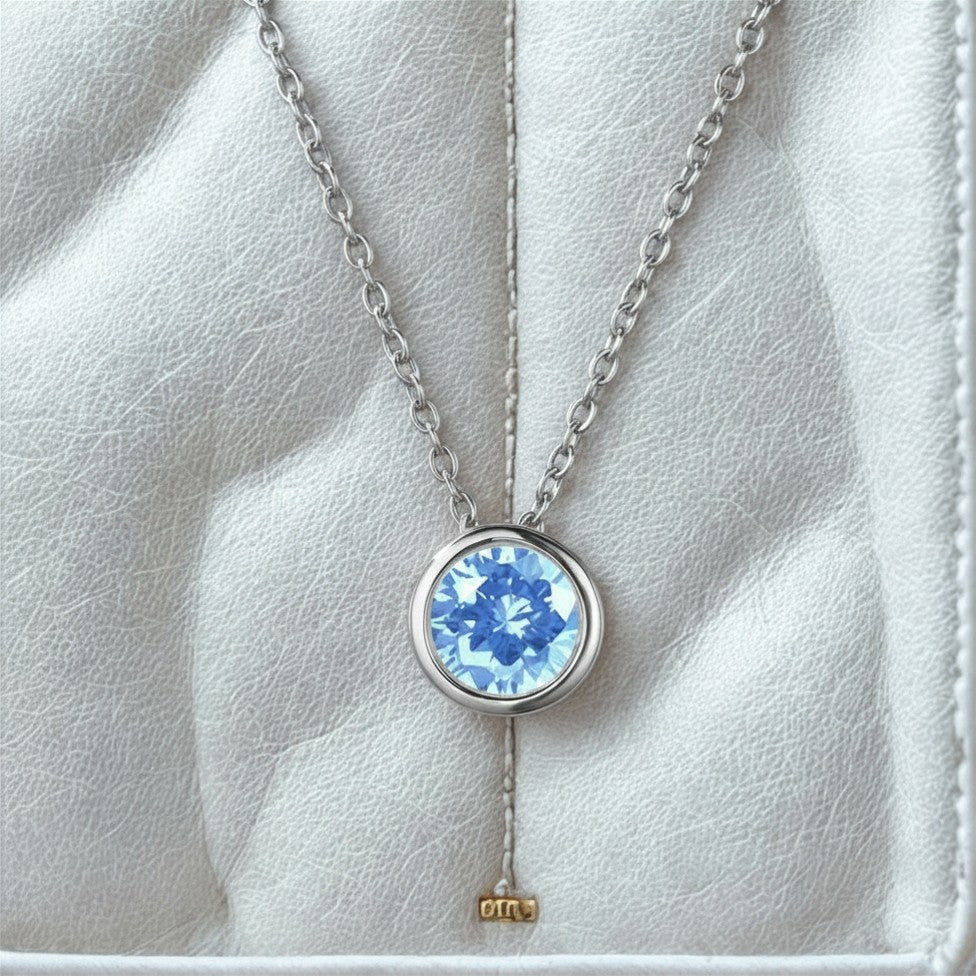 Collier en saphir clair/pierre de naissance de mars (bleu ciel) avec une chaîne en argent